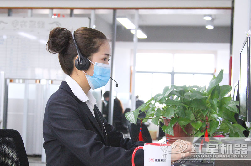 24小時(shí)客服全身心工作，用專注點(diǎn)亮了責(zé)任