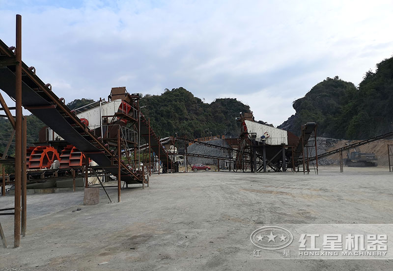 方案三配置現(xiàn)場(chǎng)：破碎機(jī)+制砂機(jī)+洗砂機(jī)，費(fèi)用80萬(wàn)以上