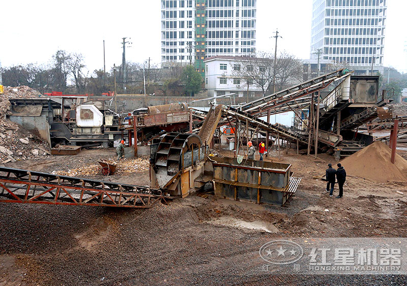 建筑垃圾制沙現(xiàn)場(chǎng)，配置車載制沙機(jī)